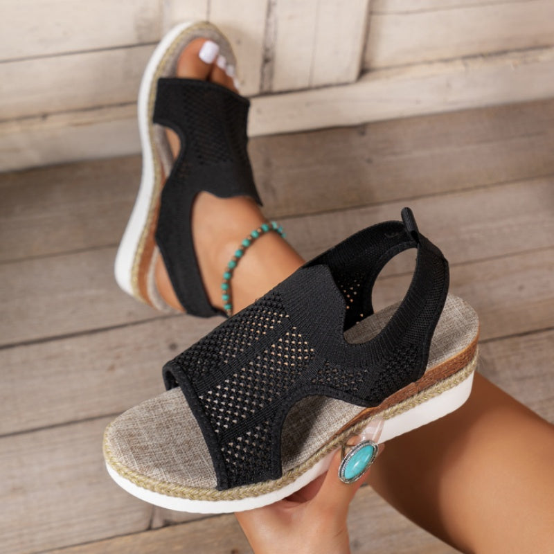 Escarpins compensés dépareillés à motif contrasté et découpes (hauteur du talon : 5,5 cm)