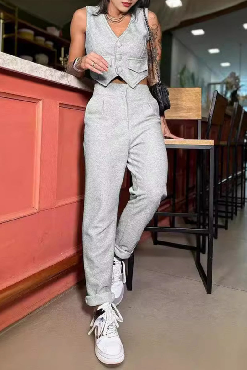 Ensemble deux pièces sport, style britannique, sans manches, col en V, poches et boutons.