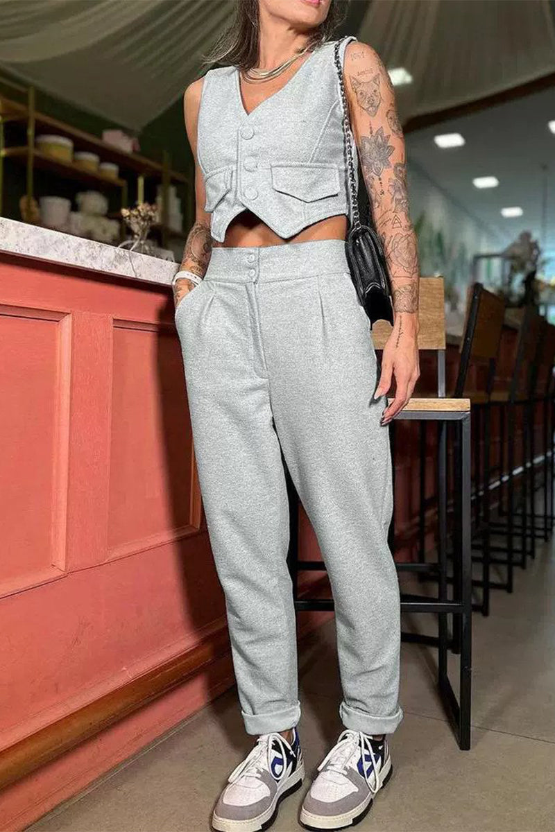 Ensemble deux pièces sport, style britannique, sans manches, col en V, poches et boutons.