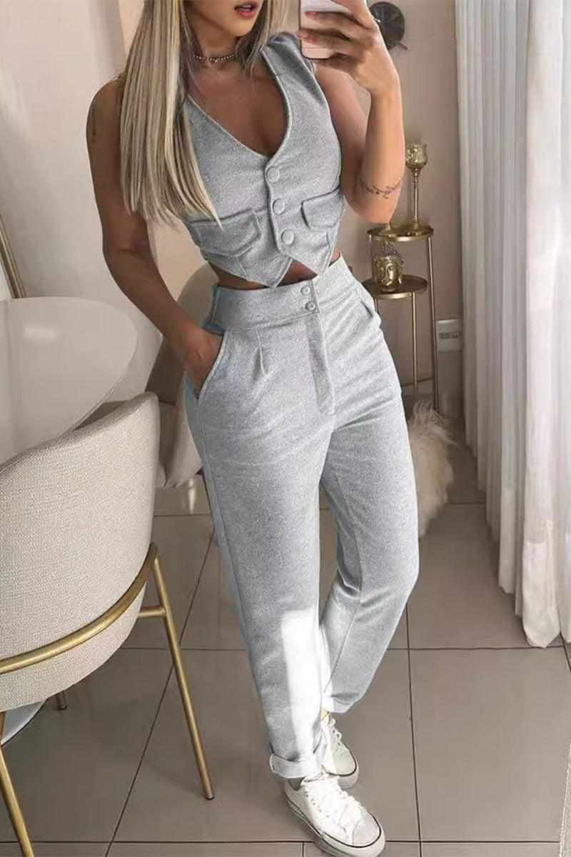 Ensemble deux pièces sport, style britannique, sans manches, col en V, poches et boutons.