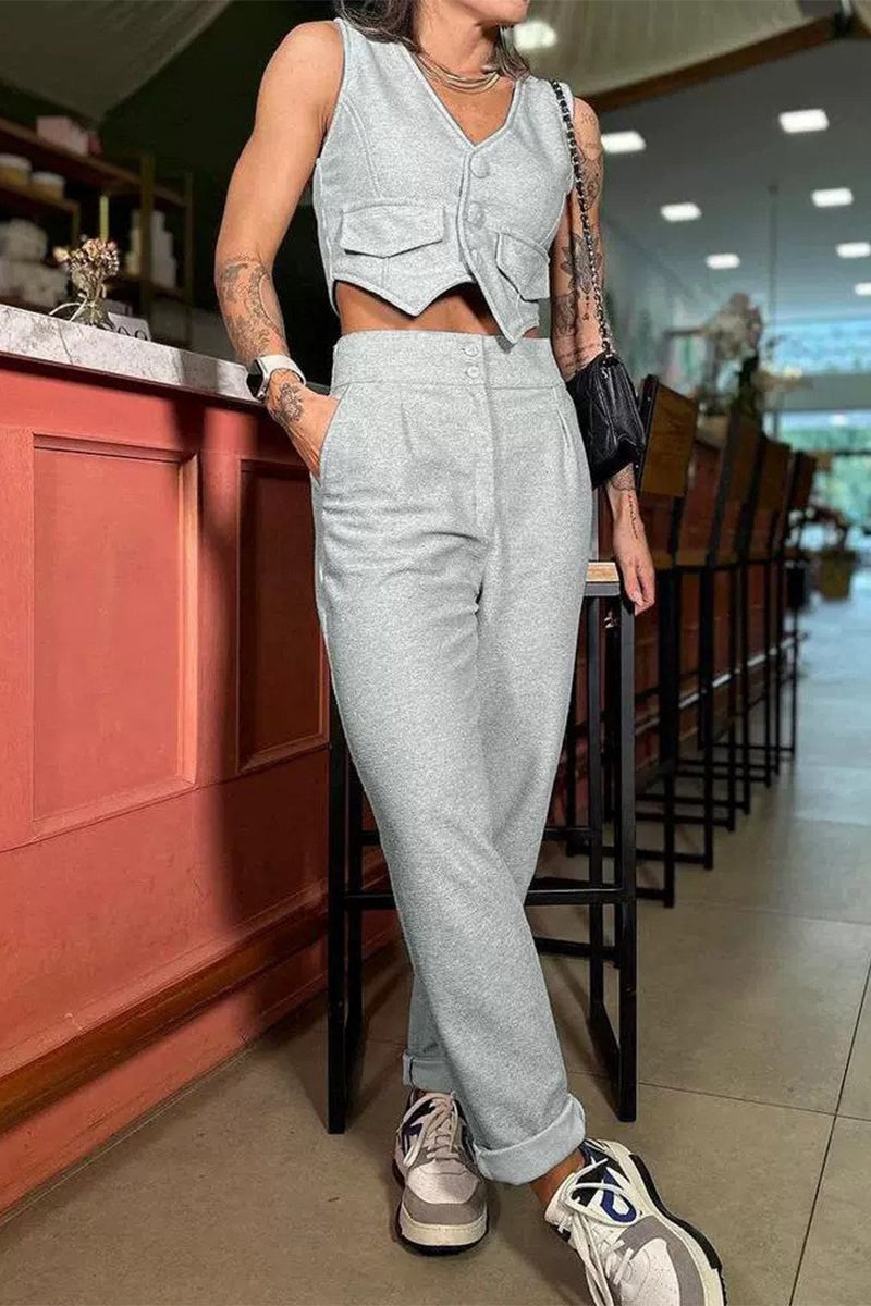 Ensemble deux pièces sport, style britannique, sans manches, col en V, poches et boutons.