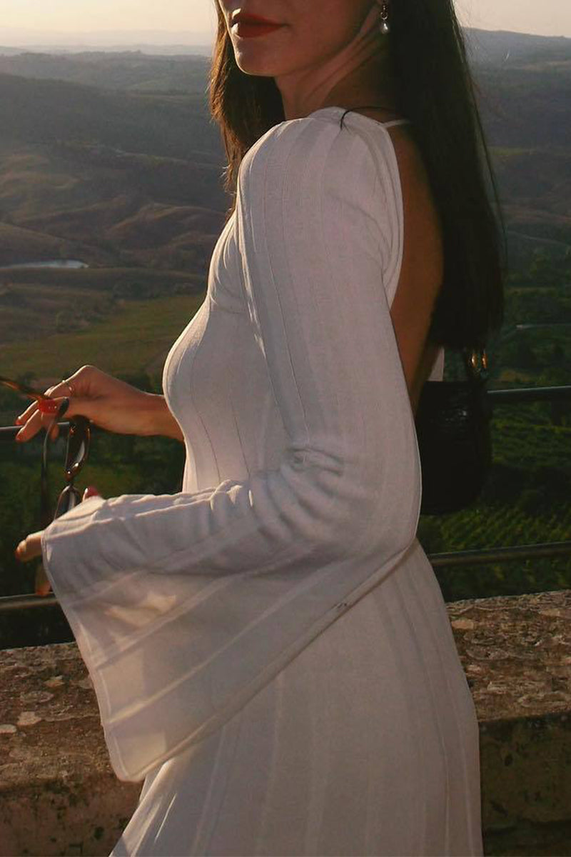 Robes-jupes courtes, dos nu, col rond, à fente sensuelle.