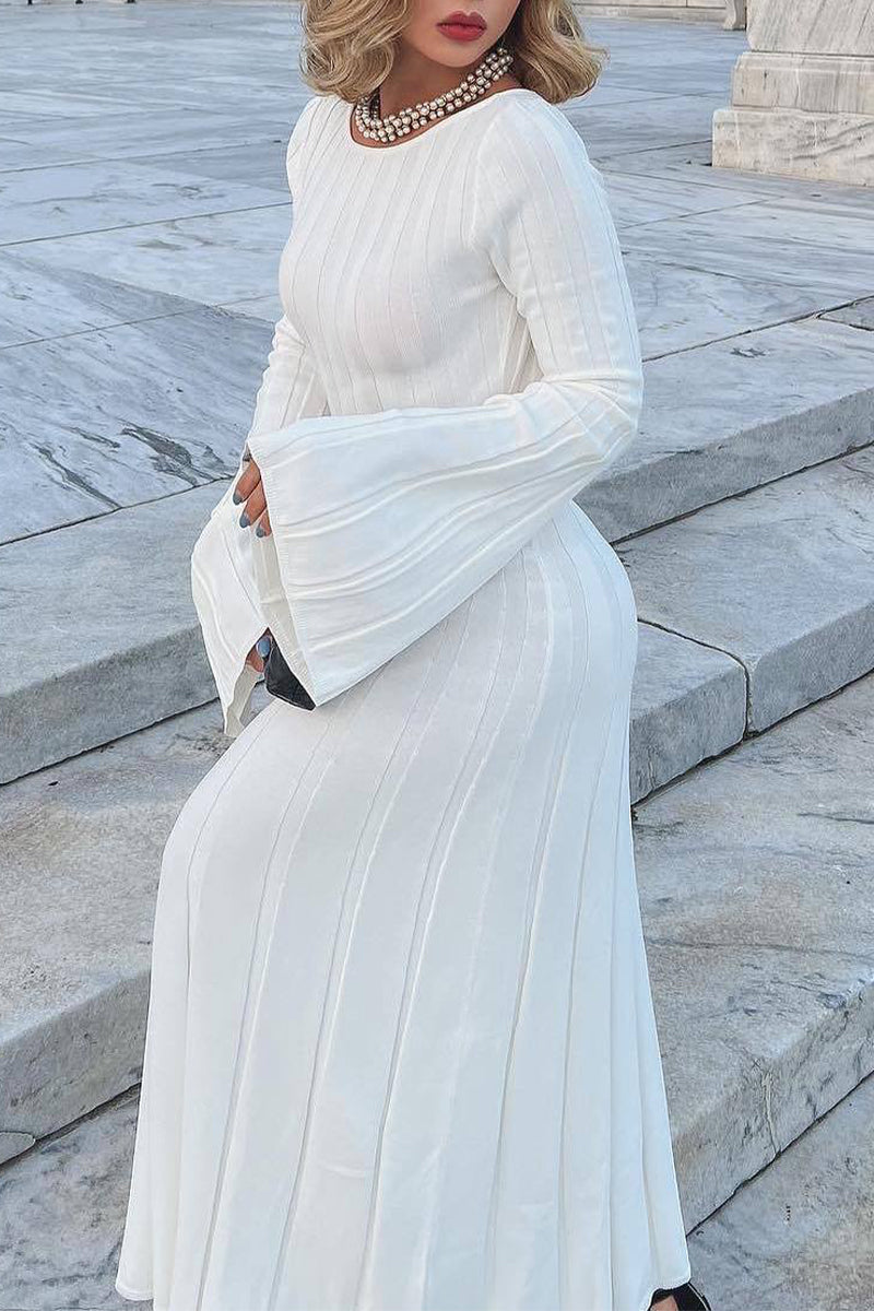 Robes-jupes courtes, dos nu, col rond, à fente sensuelle.