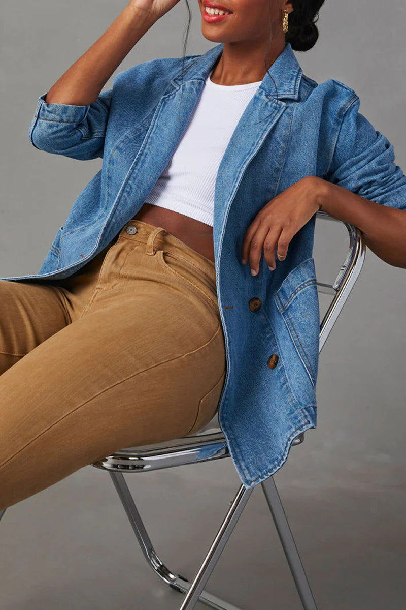 Veste en jean délavée, manches longues, col à revers, poches à boutons, style décontracté et sobre.