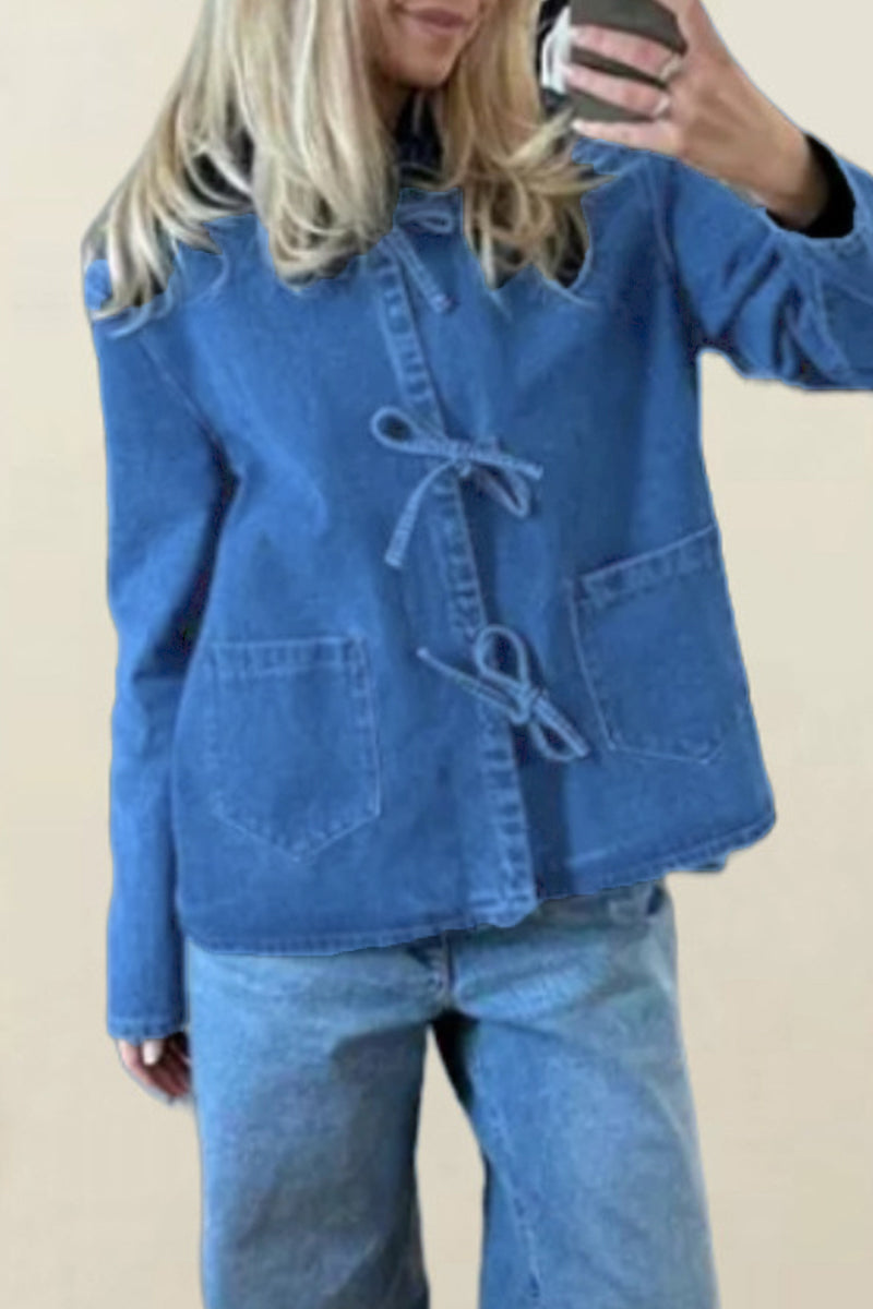 Simplicité décontractée, coupe intemporelle, col châle à revers et nœud. Vêtements d'extérieur.