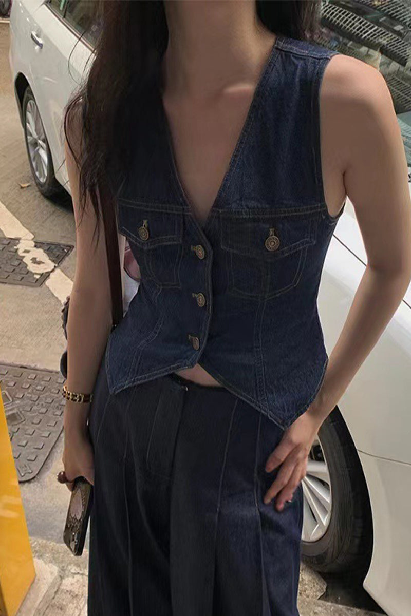 Veste en jean délavée, casual, sans manches, col en V, poches et boutons.