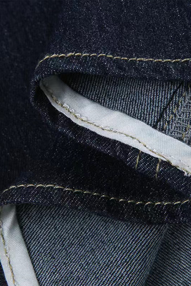 Veste en jean délavée, casual, sans manches, col en V, poches et boutons.