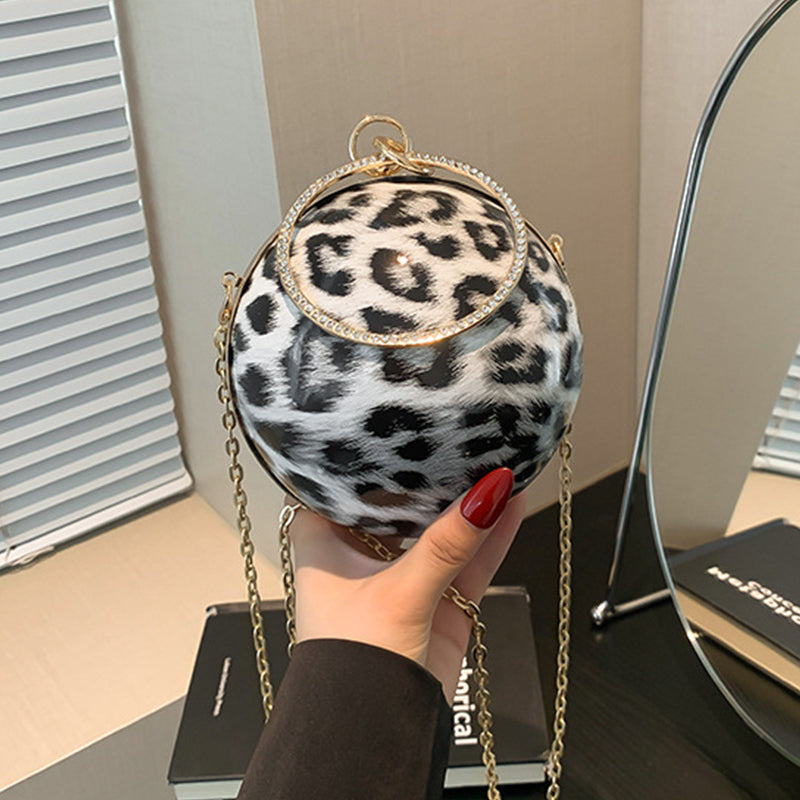 Sacs à main dépareillés à motifs léopard et chaînes, style décontracté.