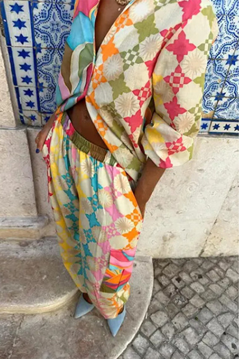 Ensemble deux pièces décontracté à manches courtes, col en V, imprimé contrasté et motifs colorés.