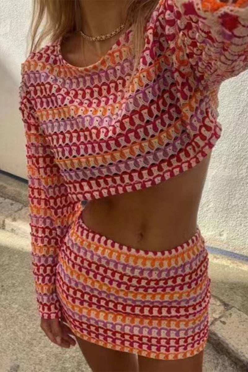 Ensemble deux pièces décontracté à manches longues, col rond, avec empiècements colorés et dentelle contrastante.