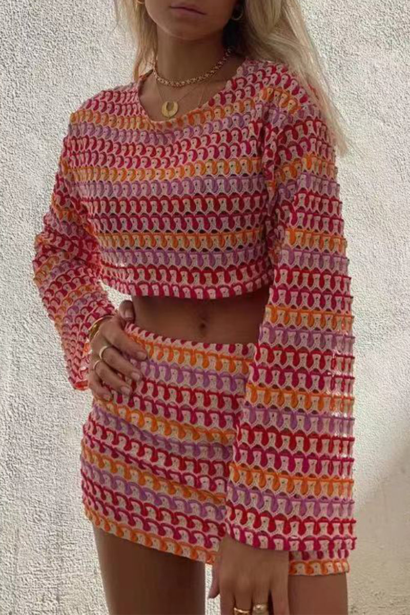 Ensemble deux pièces décontracté à manches longues, col rond, avec empiècements colorés et dentelle contrastante.