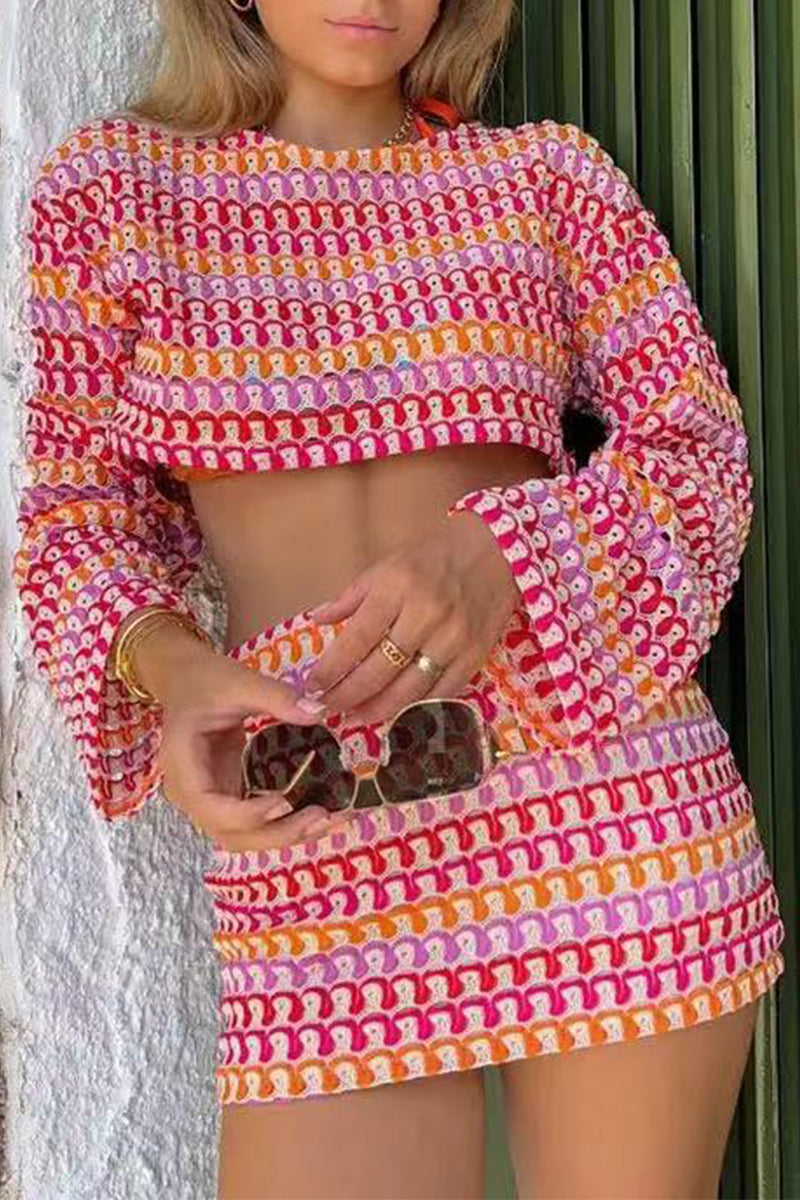 Ensemble deux pièces décontracté à manches longues, col rond, avec empiècements colorés et dentelle contrastante.