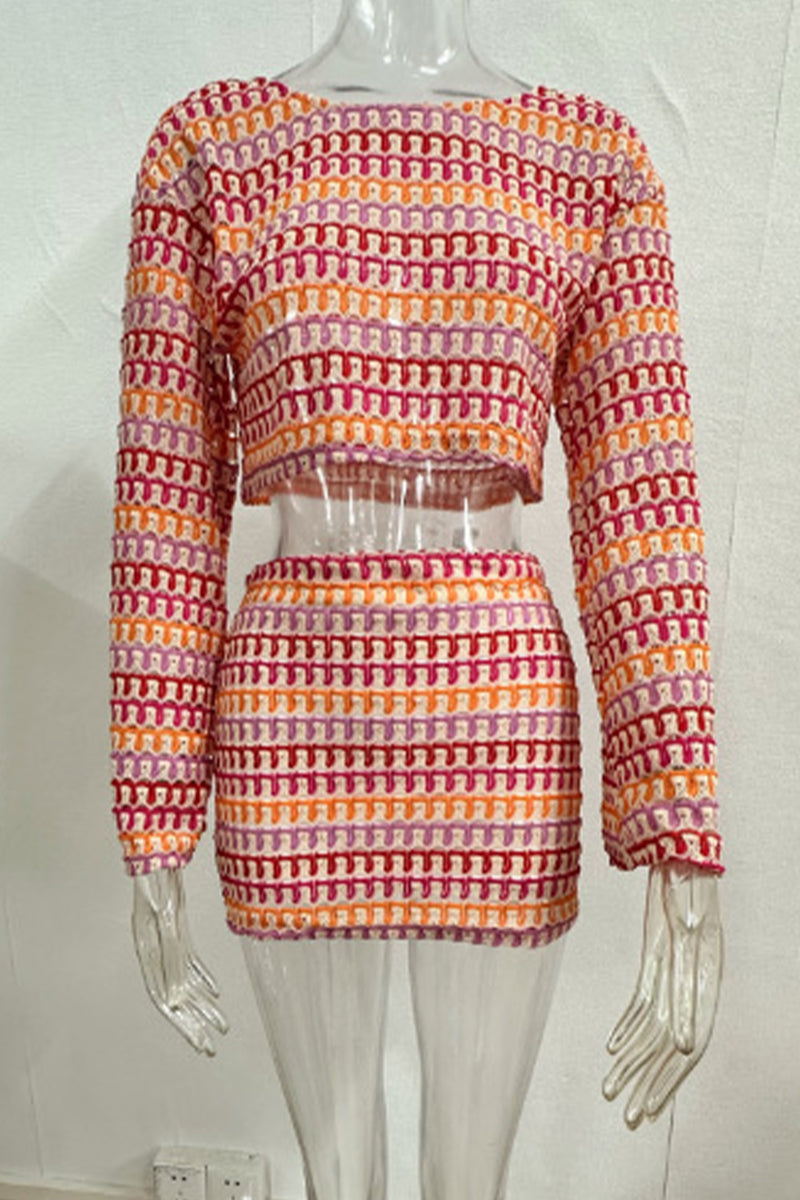 Ensemble deux pièces décontracté à manches longues, col rond, avec empiècements colorés et dentelle contrastante.