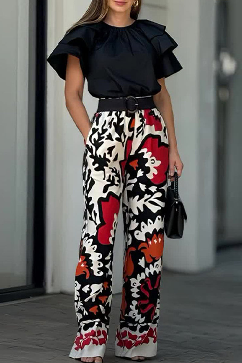 Ensemble deux pièces décontracté à imprimé floral, avec poches, volants et col rond, sans ceinture.