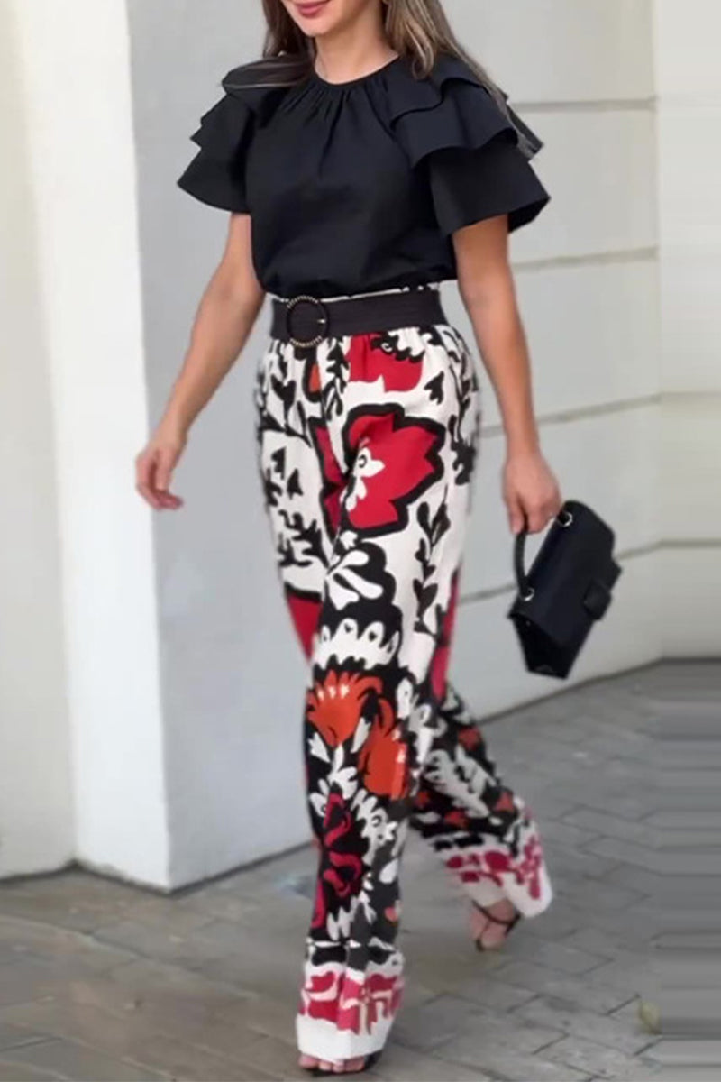 Ensemble deux pièces décontracté à imprimé floral, avec poches, volants et col rond, sans ceinture.