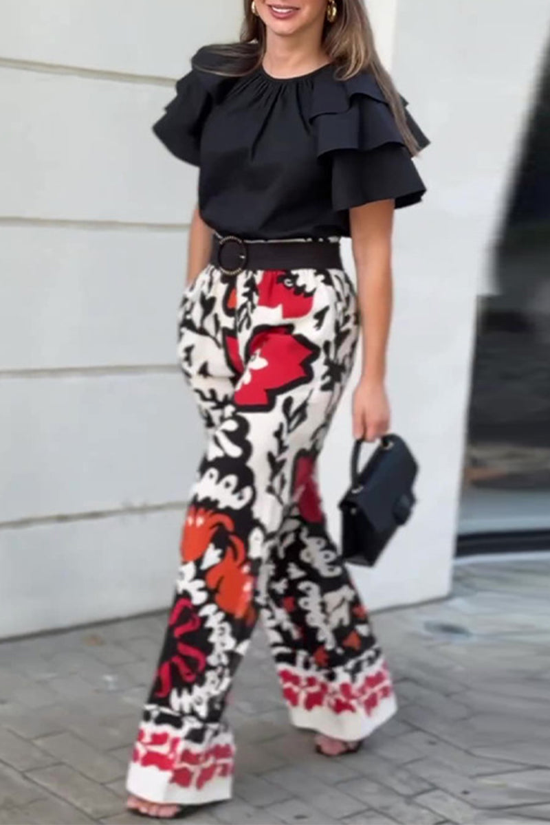 Ensemble deux pièces décontracté à imprimé floral, avec poches, volants et col rond, sans ceinture.