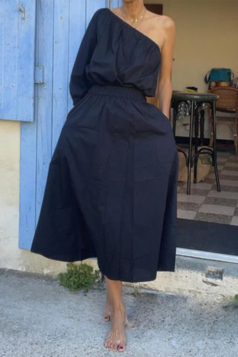 Ensemble deux pièces décontracté et élégant, uni, avec poches, col asymétrique et manches courtes.