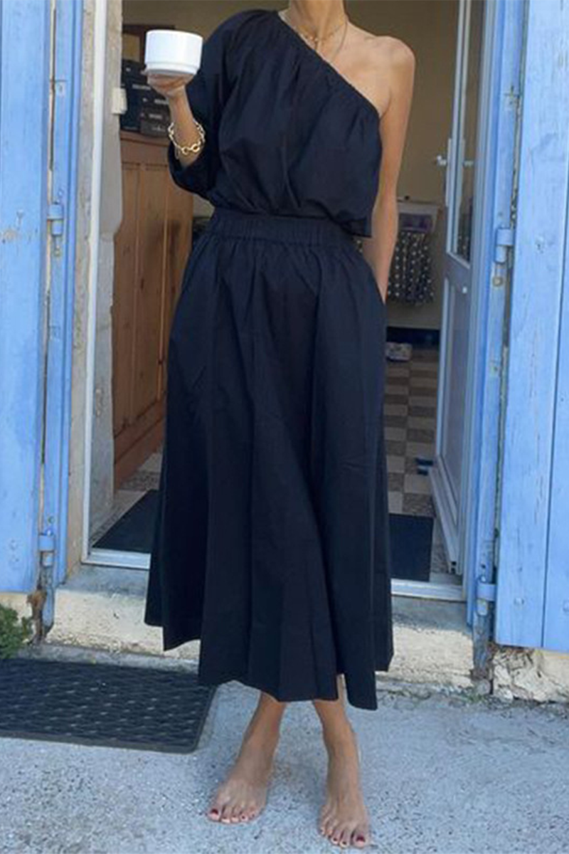 Ensemble deux pièces décontracté et élégant, uni, avec poches, col asymétrique et manches courtes.