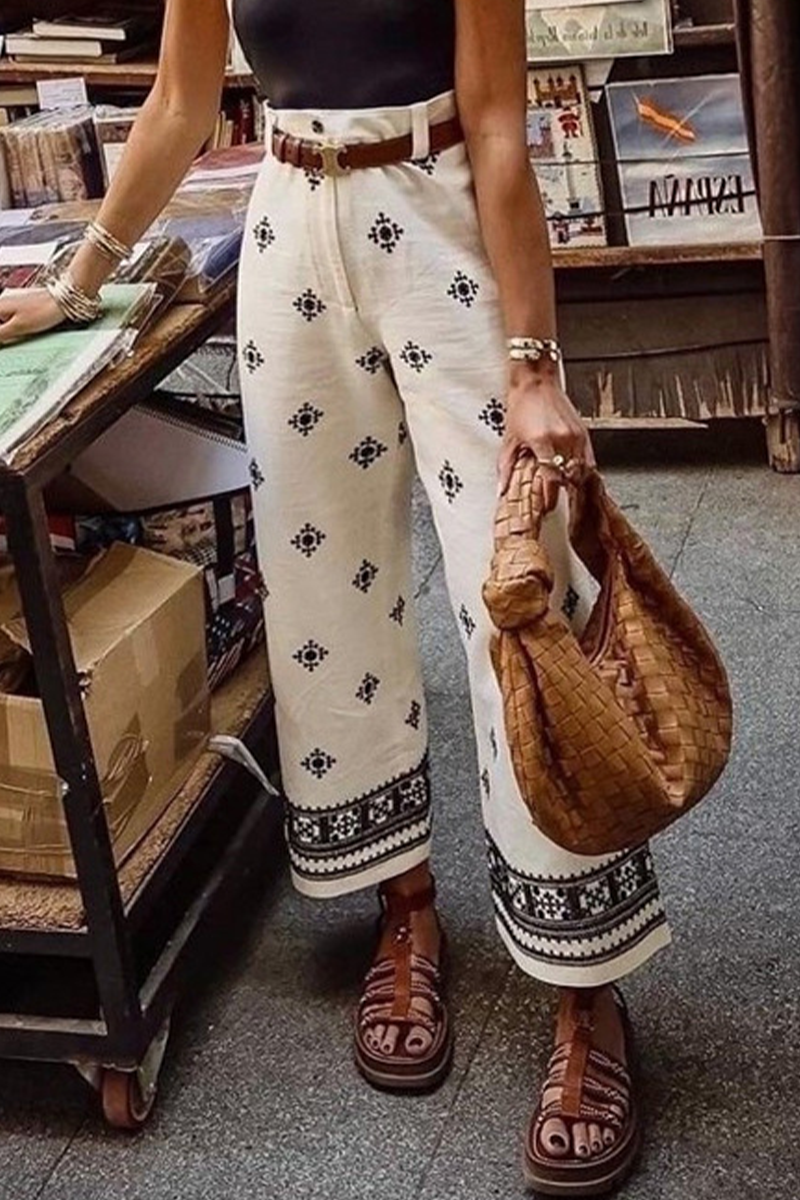 Pantalon ample à taille haute, imprimé colorblock, poches et longueur totale.