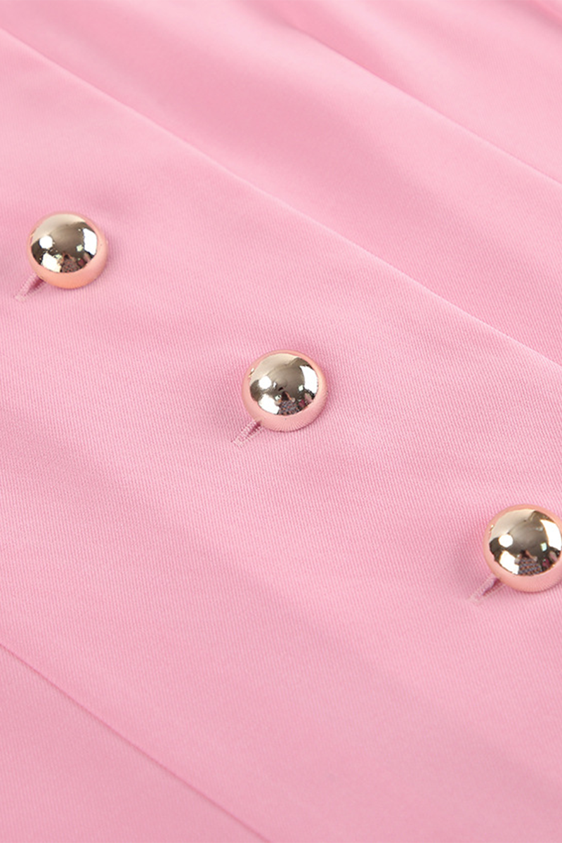 Robes-taille crayon élégantes et unies pour célébrités, avec col montant et boucle.