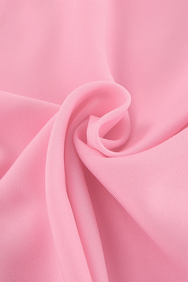 Robes-taille crayon élégantes et unies pour célébrités, avec col montant et boucle.