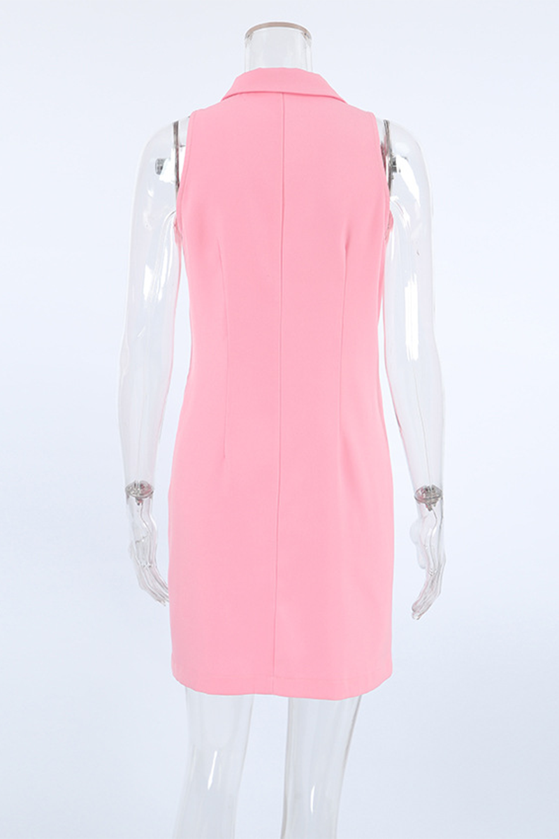 Robes-taille crayon élégantes et unies pour célébrités, avec col montant et boucle.