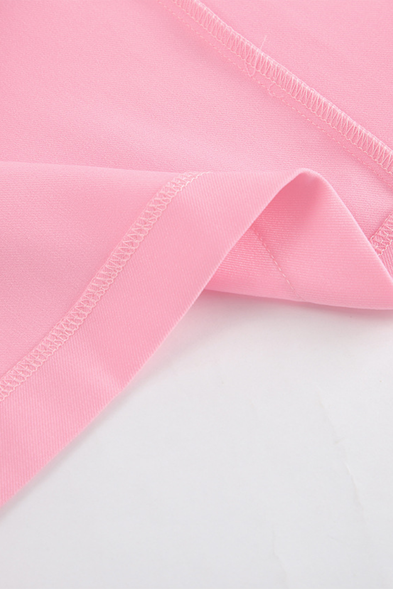 Robes-taille crayon élégantes et unies pour célébrités, avec col montant et boucle.