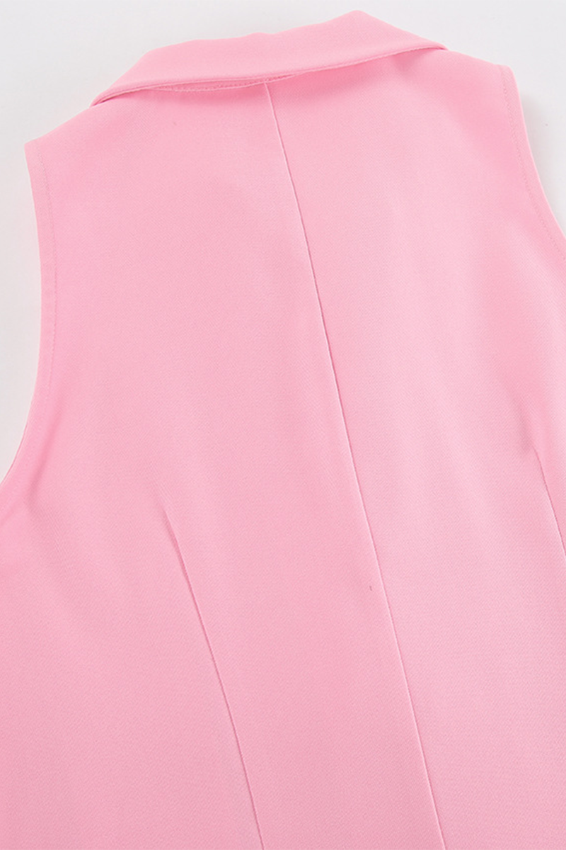 Robes-taille crayon élégantes et unies pour célébrités, avec col montant et boucle.