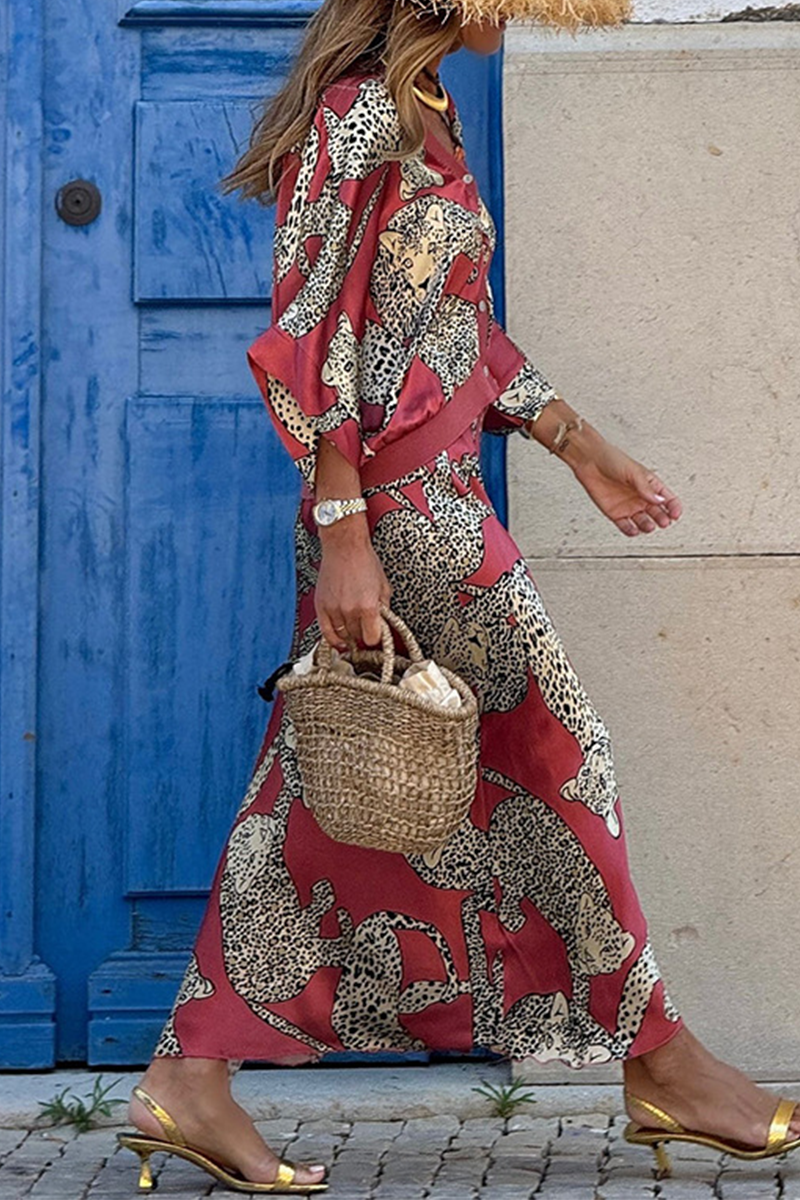 Ensemble deux pièces décontracté à imprimé animal, avec boutons, col en V et manches courtes.