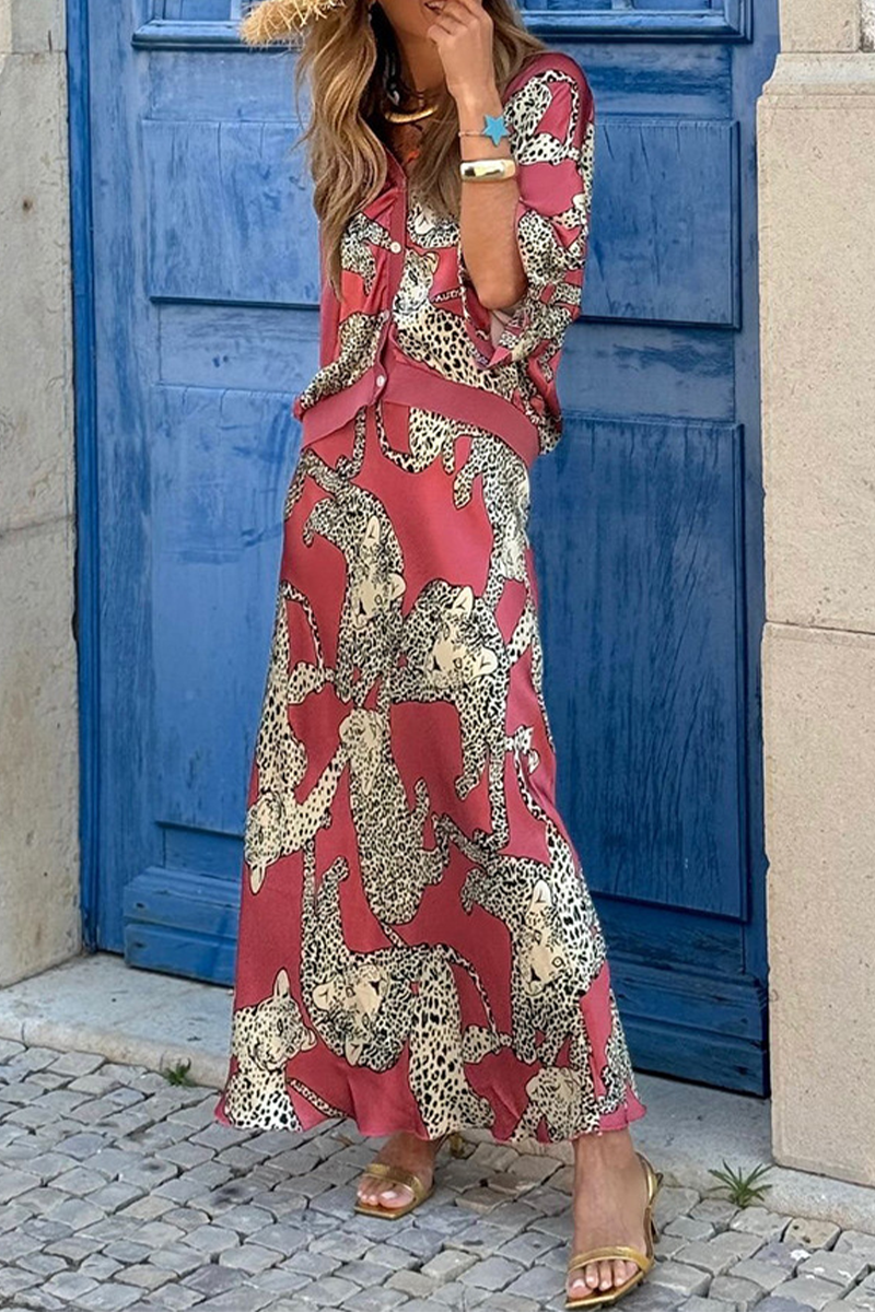 Ensemble deux pièces décontracté à imprimé animal, avec boutons, col en V et manches courtes.