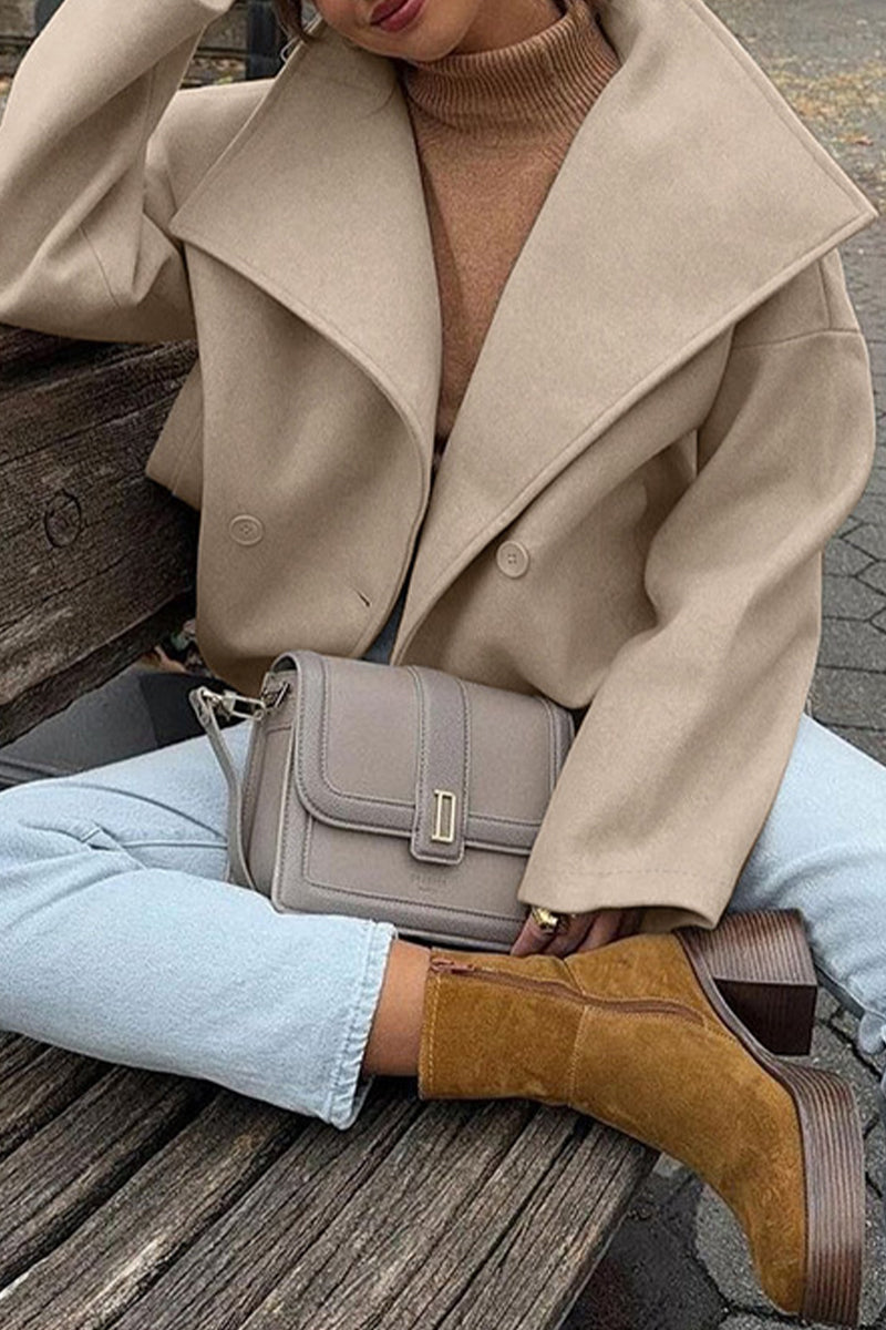 Vêtements d'extérieur décontractés à col montant avec boucle et revers.