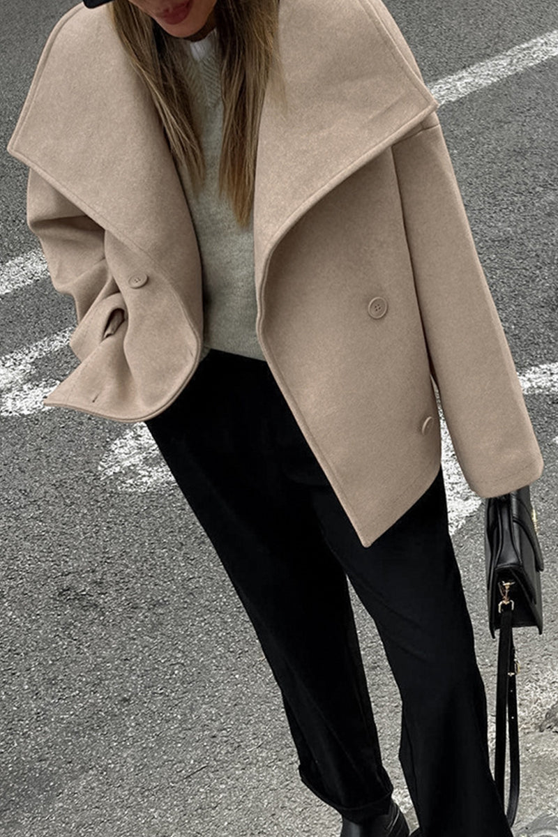 Vêtements d'extérieur décontractés à col montant avec boucle et revers.