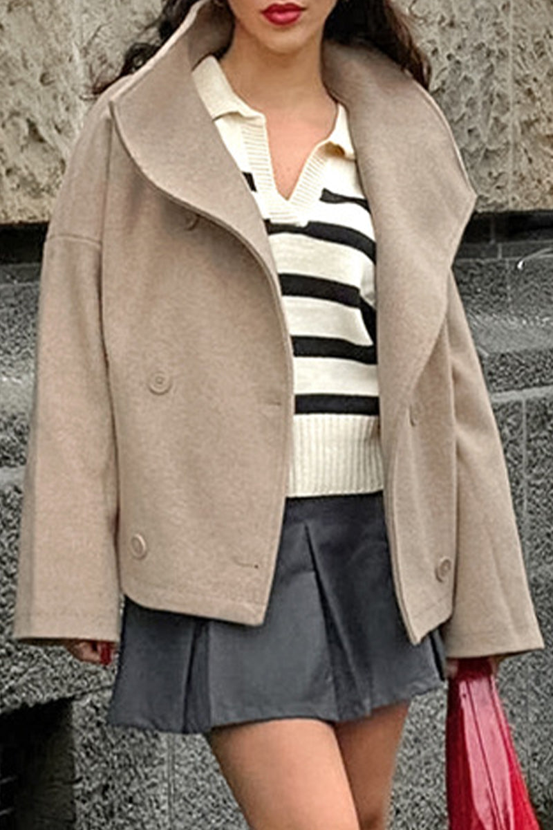 Vêtements d'extérieur décontractés à col montant avec boucle et revers.