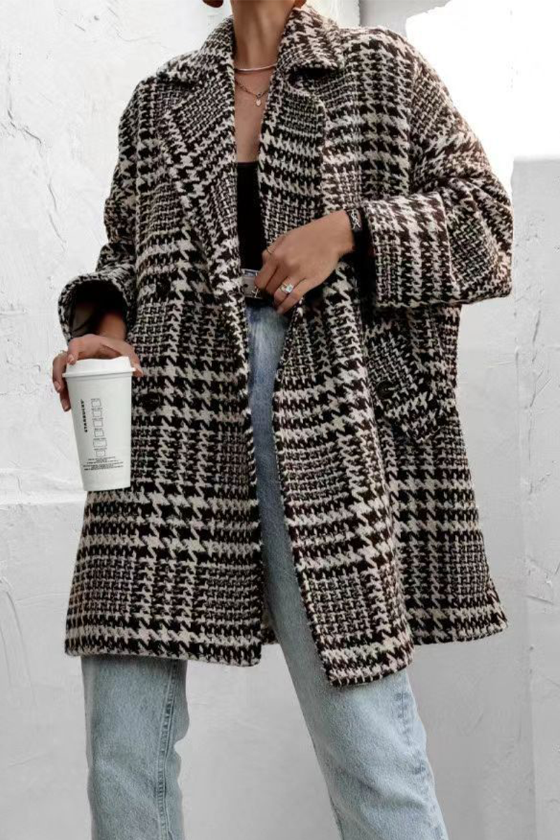 Vêtements d'extérieur décontractés en tissu à carreaux avec col montant contrasté.