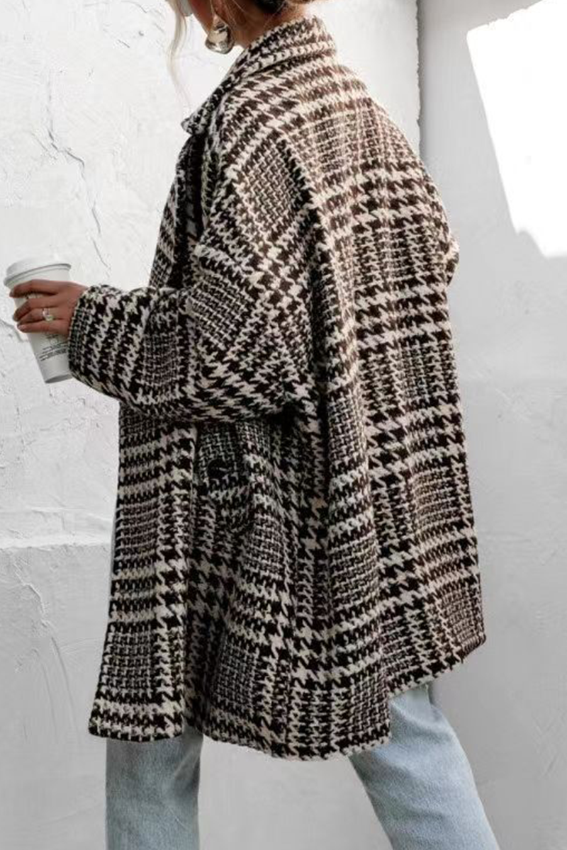 Vêtements d'extérieur décontractés en tissu à carreaux avec col montant contrasté.