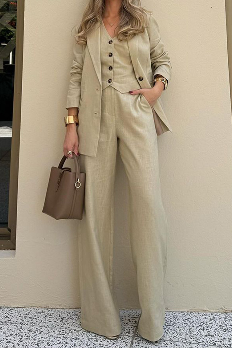 Ensemble trois pièces décontracté à manches longues, avec poches, boutons et col montant.