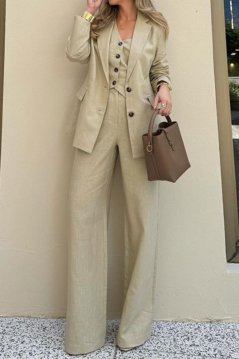 Ensemble trois pièces décontracté à manches longues, avec poches, boutons et col montant.