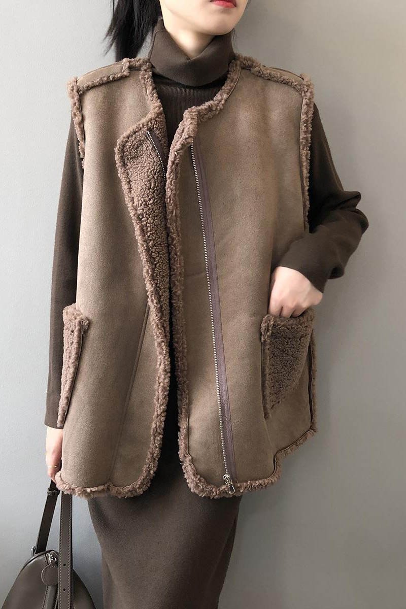 Gilets en patchwork à manches courtes, col rond, poches et matière douce.