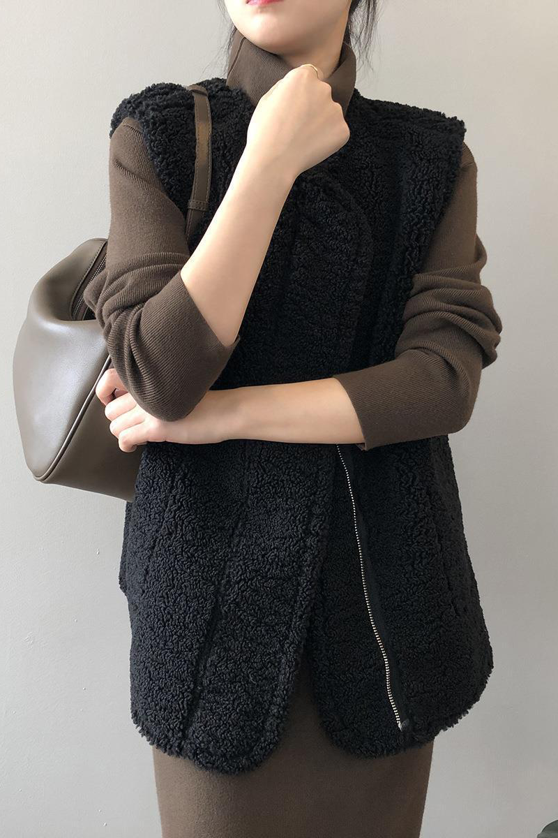 Gilets en patchwork à manches courtes, col rond, poches et matière douce.