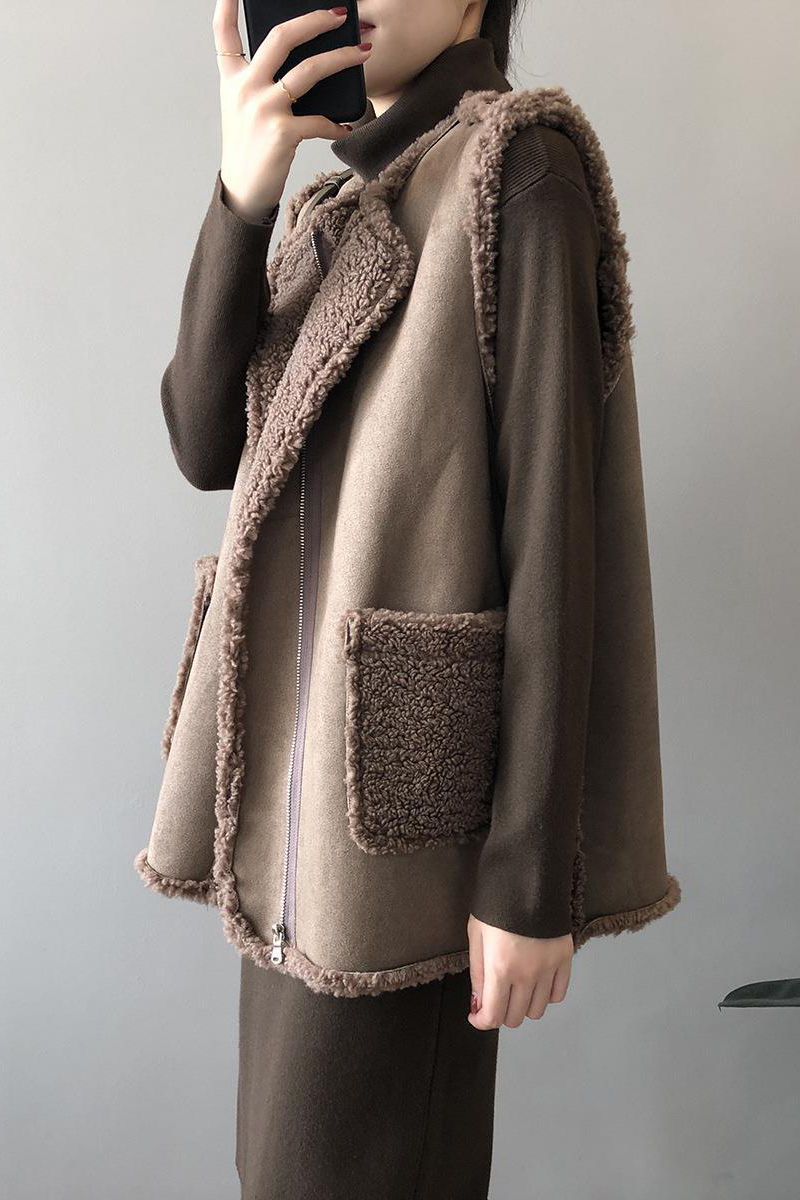 Gilets en patchwork à manches courtes, col rond, poches et matière douce.