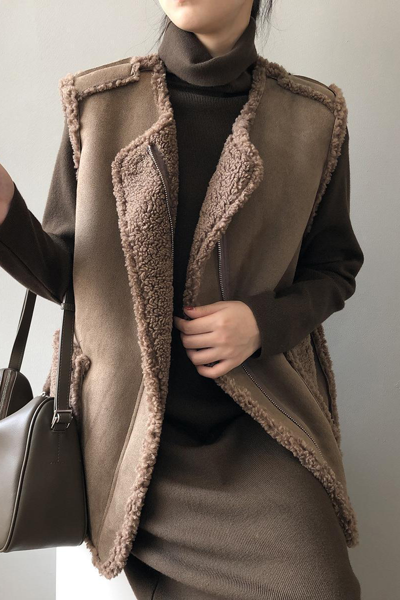 Gilets en patchwork à manches courtes, col rond, poches et matière douce.