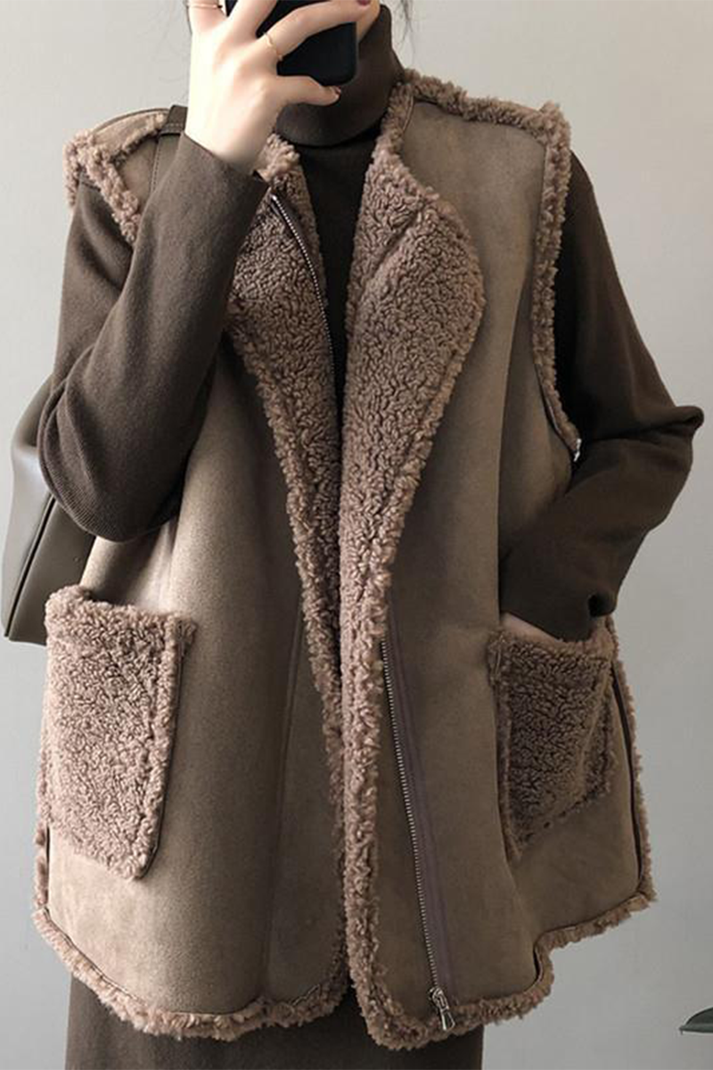 Gilets en patchwork à manches courtes, col rond, poches et matière douce.