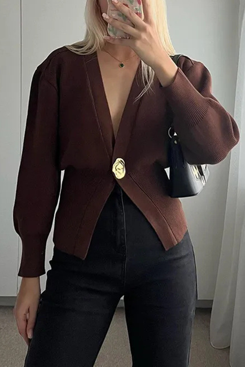 Vêtements d'extérieur décontractés à col en V et à boutons.