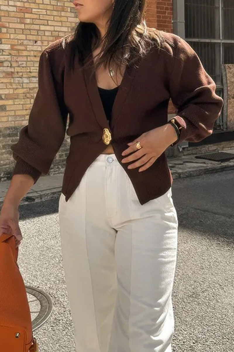 Vêtements d'extérieur décontractés à col en V et à boutons.