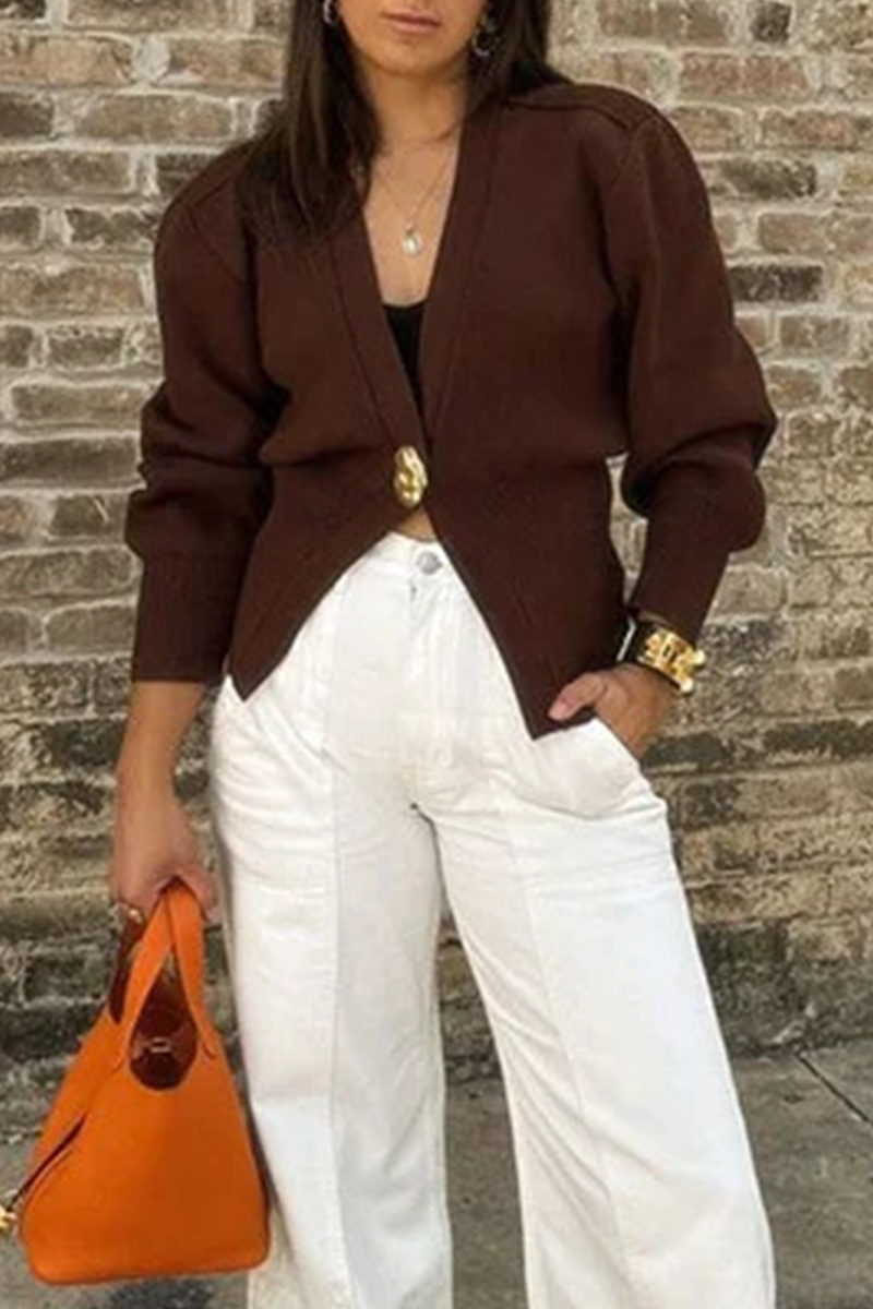 Vêtements d'extérieur décontractés à col en V et à boutons.