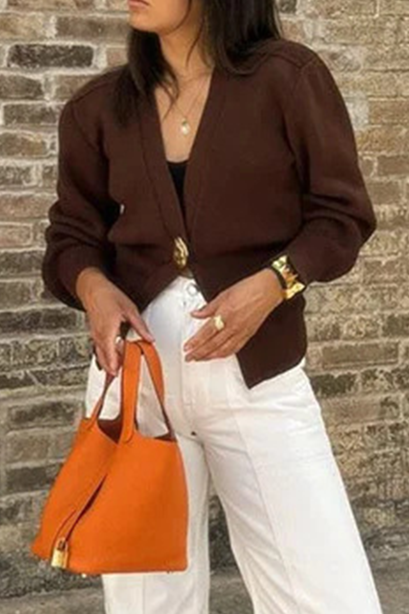 Vêtements d'extérieur décontractés à col en V et à boutons.