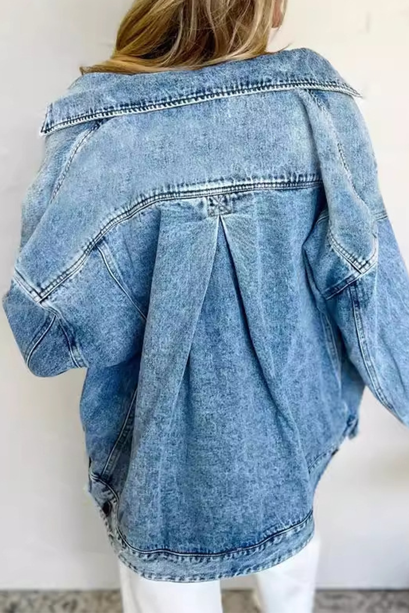 Veste en jean casual à manches longues, col à revers, boutons et empiècements.