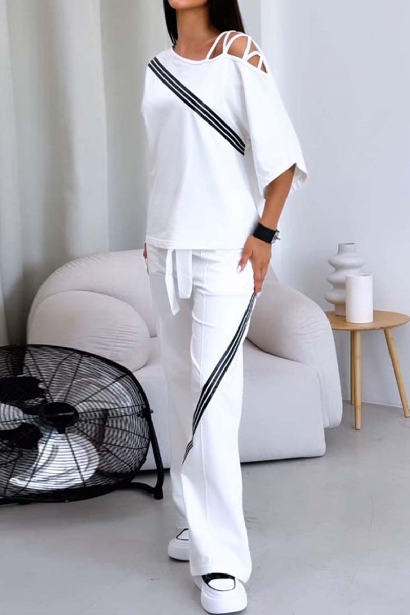 Ensemble deux pièces à rayures, col oblique, manches courtes.