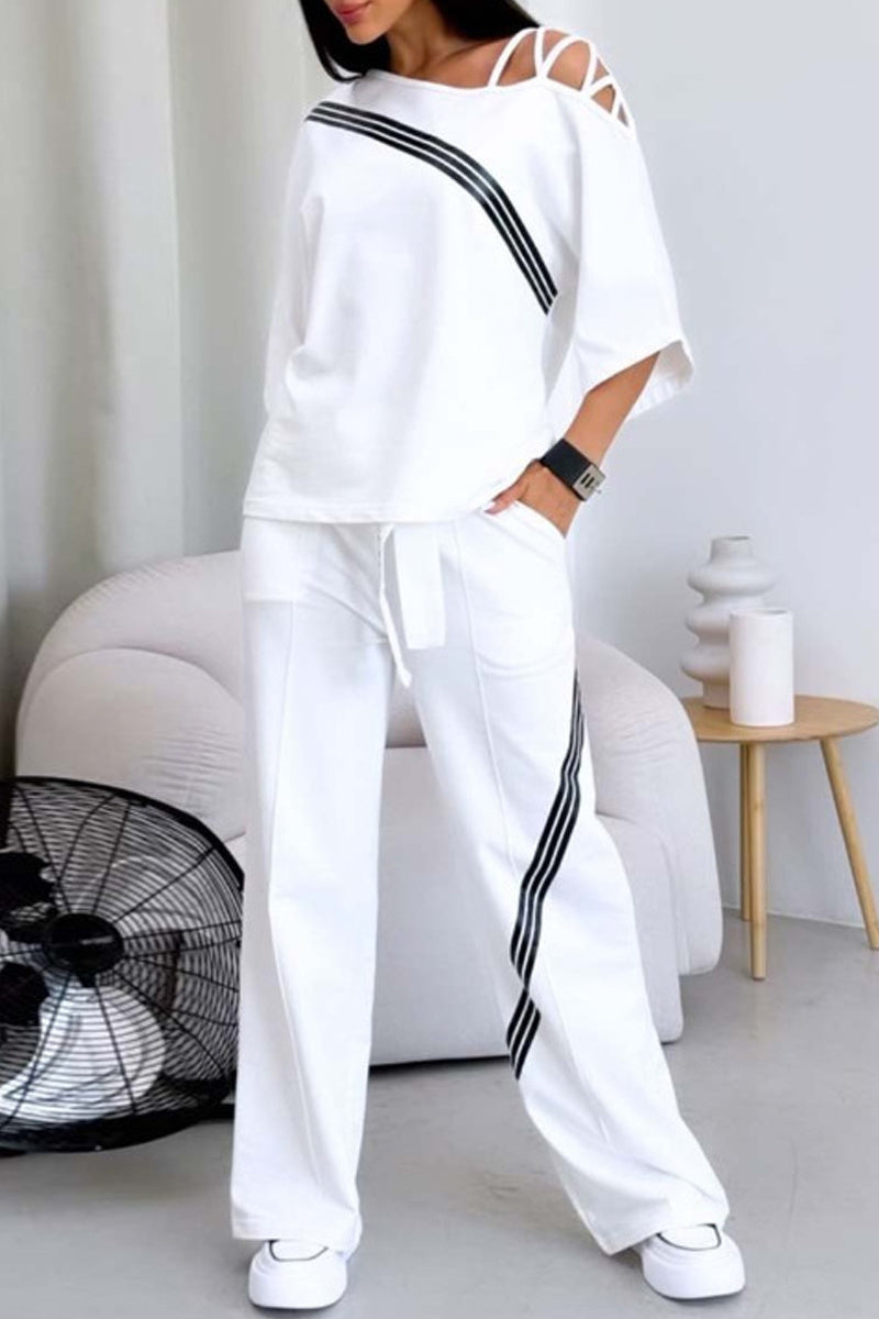 Ensemble deux pièces à rayures, col oblique, manches courtes.