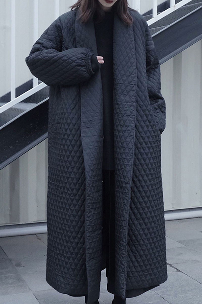 Grand manteau d'hiver à col châle et poches, texture casual, taille grande.